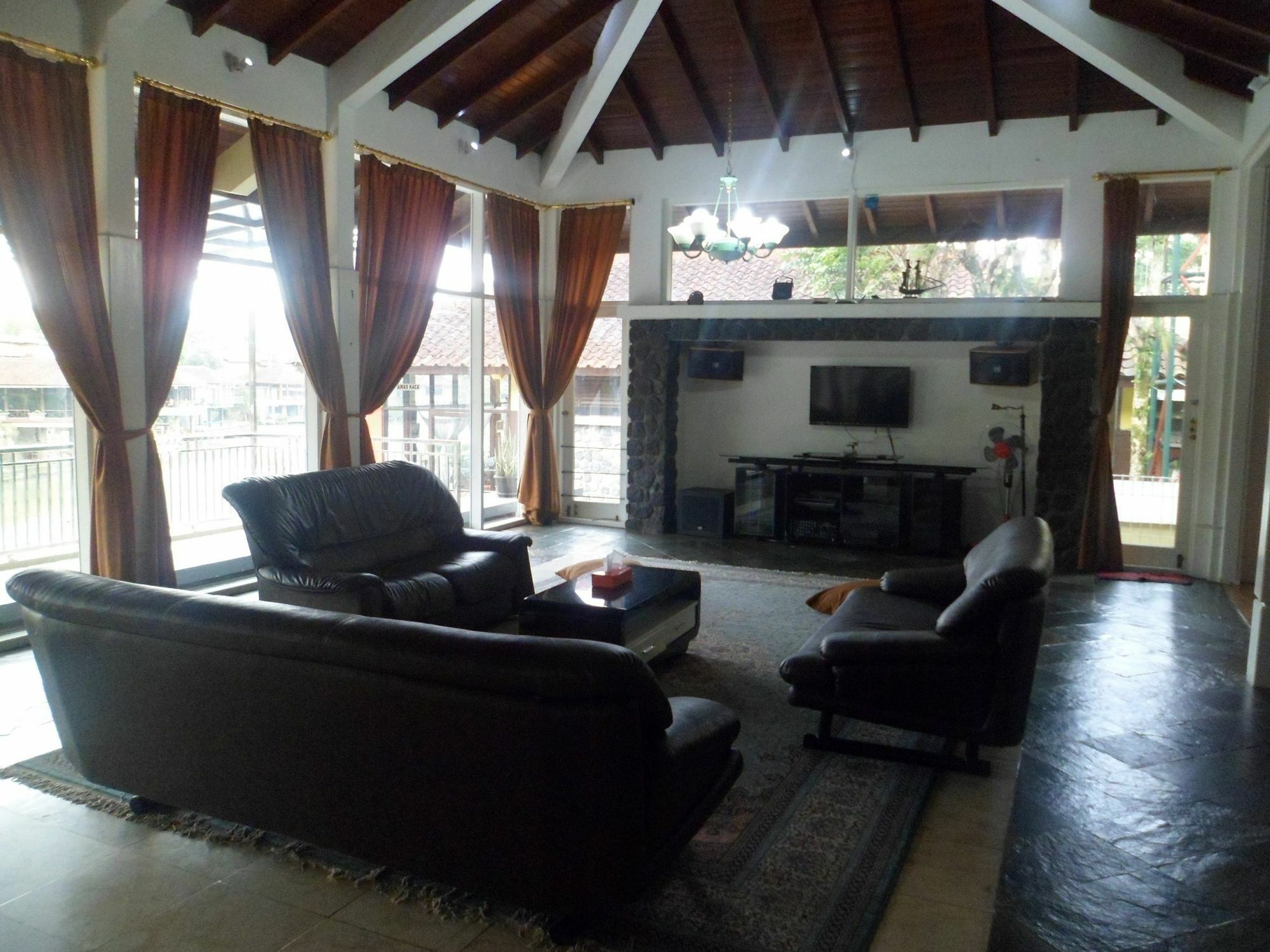 Villa Bukit Danau Cipanas  Luaran gambar